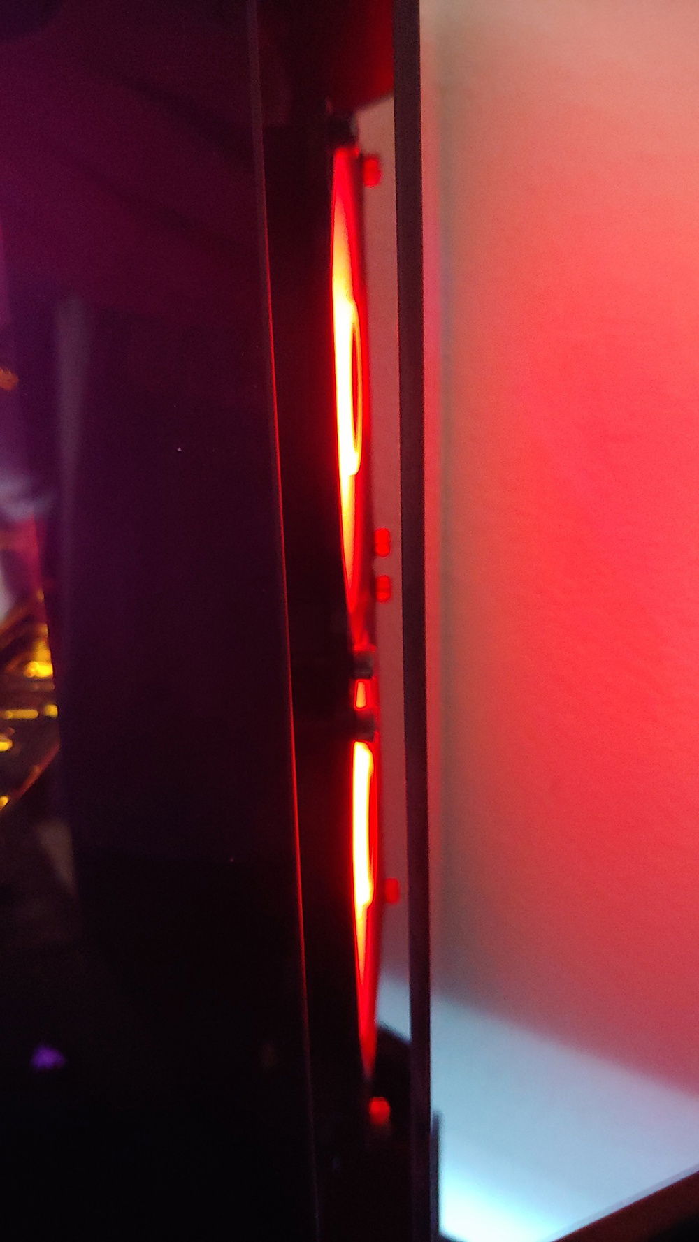 Hard to tell but that is the distance between fan and glass...