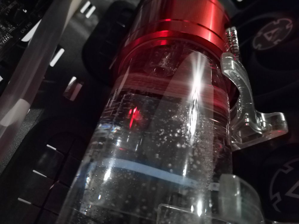 10mm soft tube pluged in the inlet fitting so waterflow does not break the surface (generate bublles).
Custom anti vortex plate