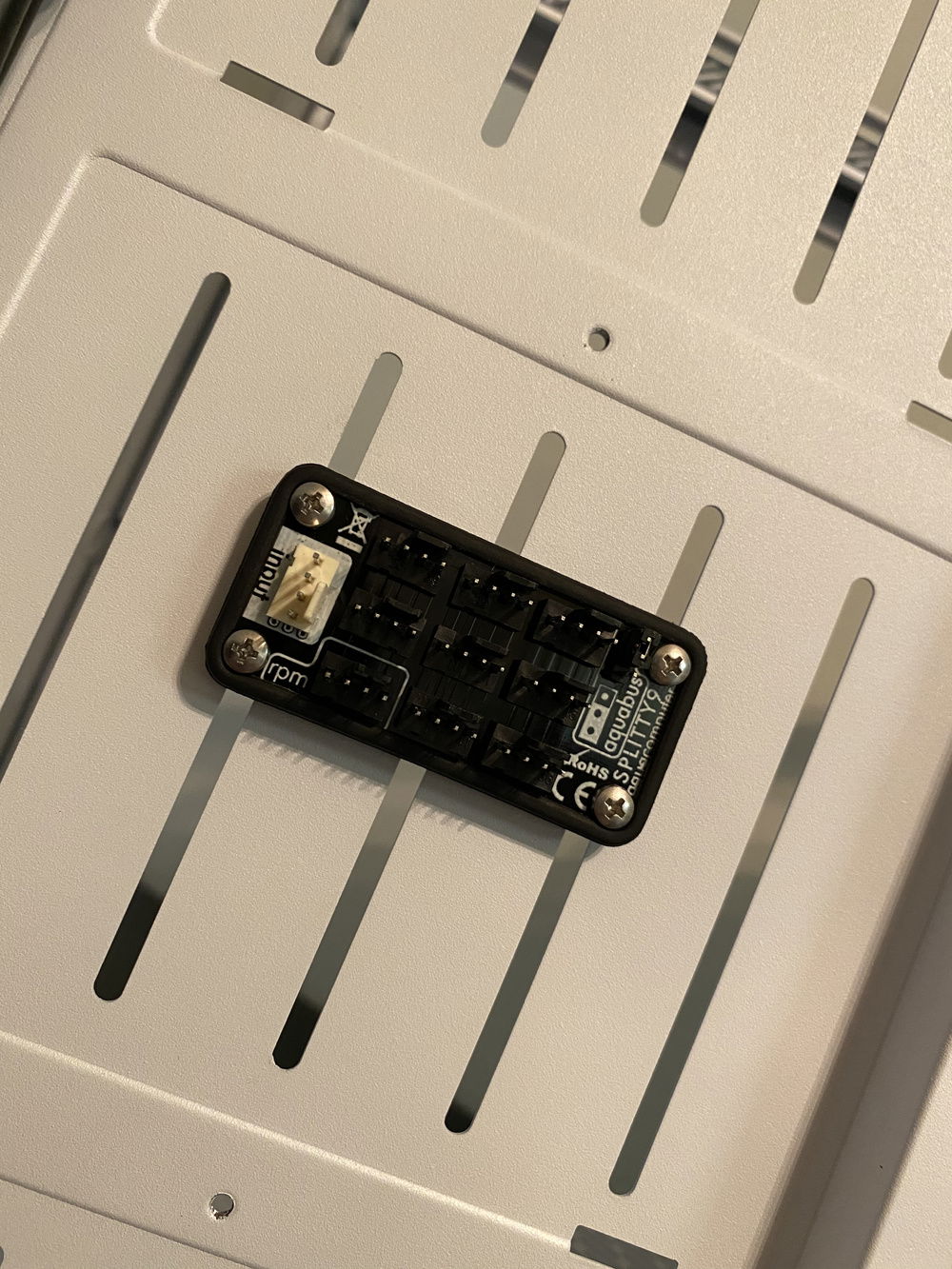 In with the Aquacomputer SPLITTY9