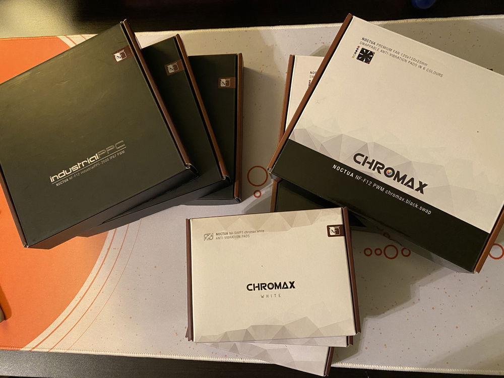 Noctua Chromax NF-F12 IndustrialPPC-2000 IP67 (Left)
Noctua Chromax NF-F12 PWM (Right)
Noctua Chromax White Anti-Vibration Pads (Bottom)
