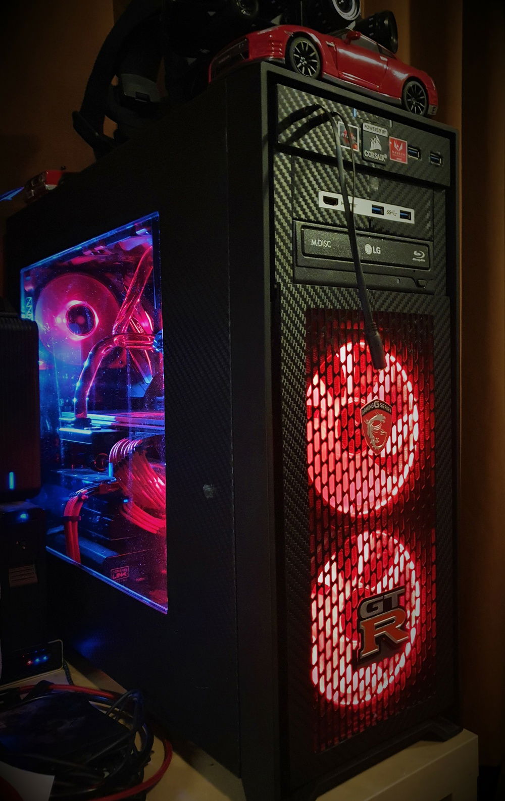 Used two Phanteks Halos D-RGB 140mm fan rings to enhance the ML140 PRO RED fans at the front to replicate the taillights of a 𝗚𝗧-𝐑.