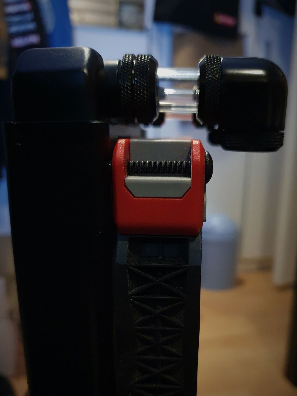 The hidden bypass for the top radiator. Bending at 90° with this small radius would result in kinked hardtubes. No shame in using 90° fittings for this. :-)