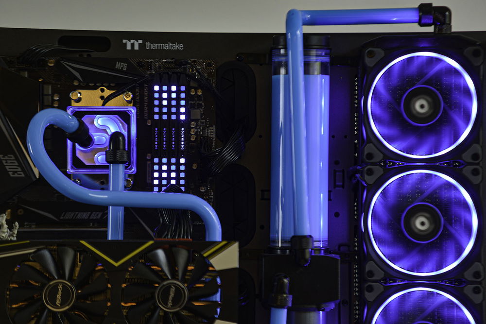 Detailed view of the nice block and the Corsair Dominator Plats