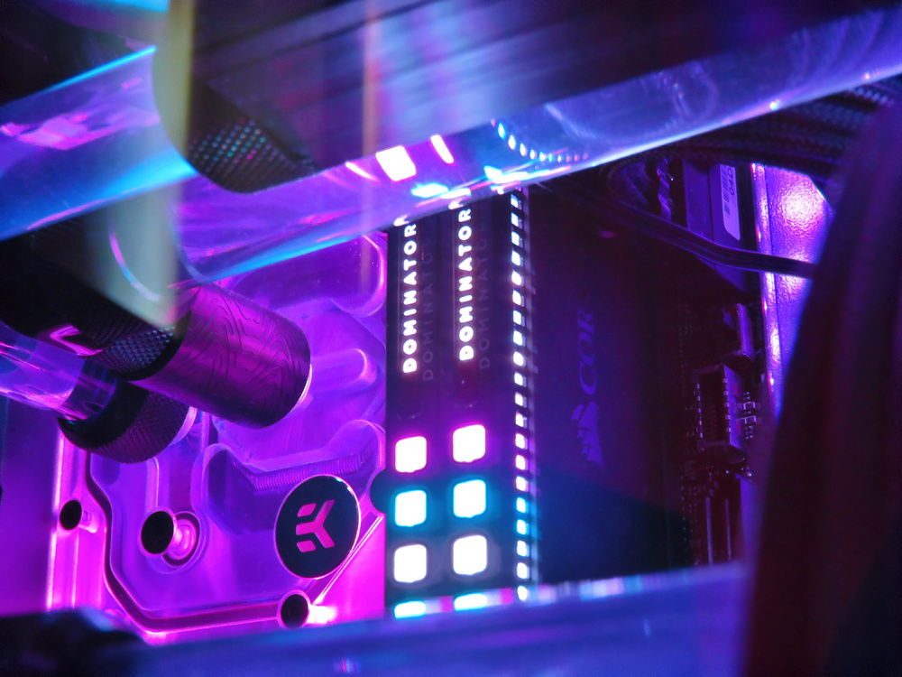 Used spacers to get over the massive Dominator sticks and give a horizontal line for a smooth minimalistic look.