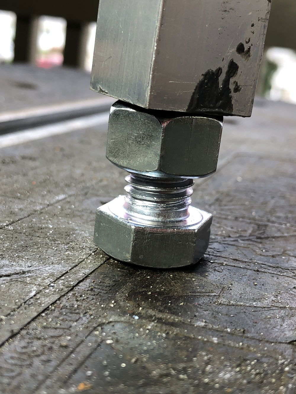 6 adjustable feet made with bolts and nuts. Level is very important in a moving build