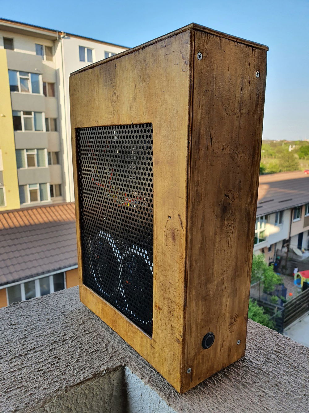 Natural light is always the better choice, therefore, I present you my neighbourhood.😅
Also, my project Lumberjack's ITX.