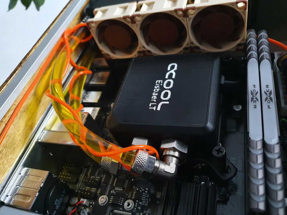 Smallest custom loop for a full size CPU ever. IKR? Also, the EL wire wrapped around the tubing. Thank you Alphacool and Noctua for making this cooler possible.