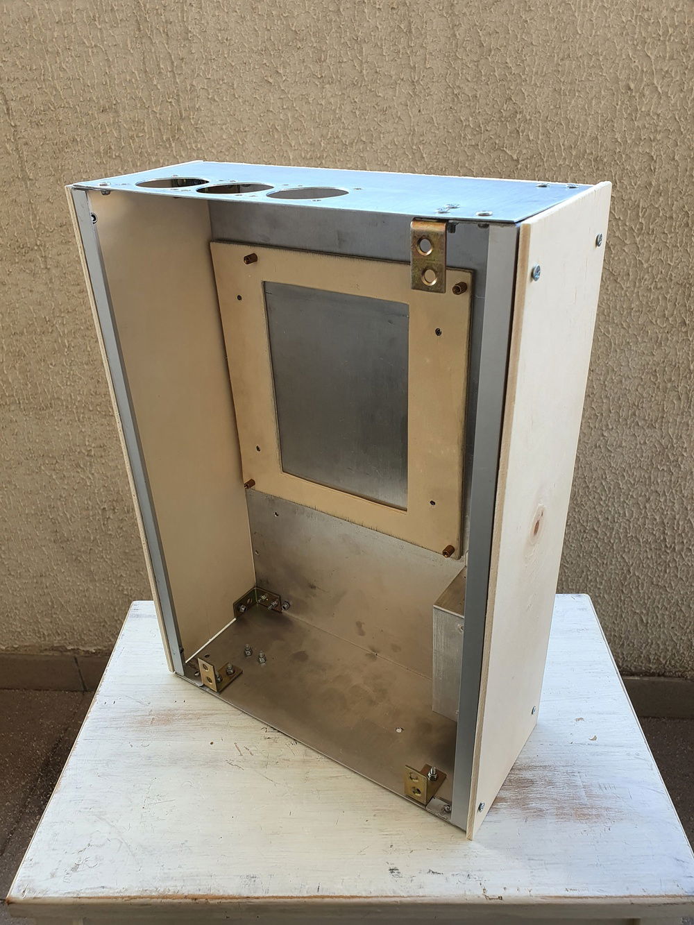 The entire case's structure is made of aluminium and the sides and top are covered with wood sheets.