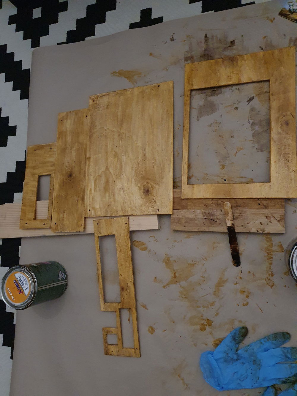 These were also oiled, to obtain the desired wooden texture.