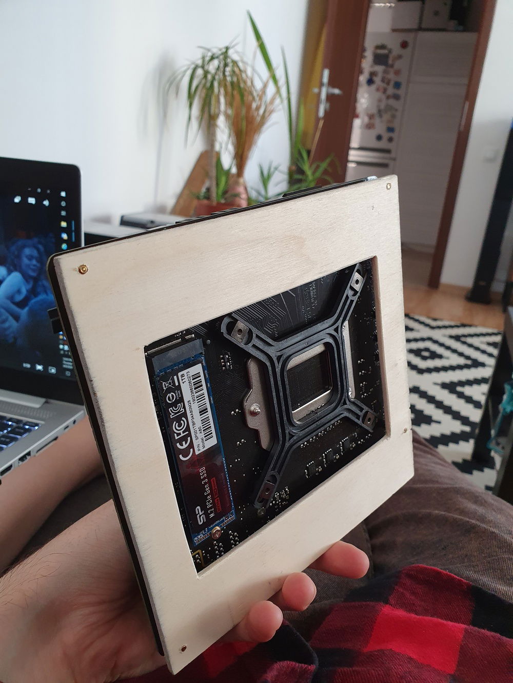 The motherboard's mount is also made out of wood, with a hole cut in the middle, to allow room for the 1TB M.2 NVMe Silicon-Power provided.