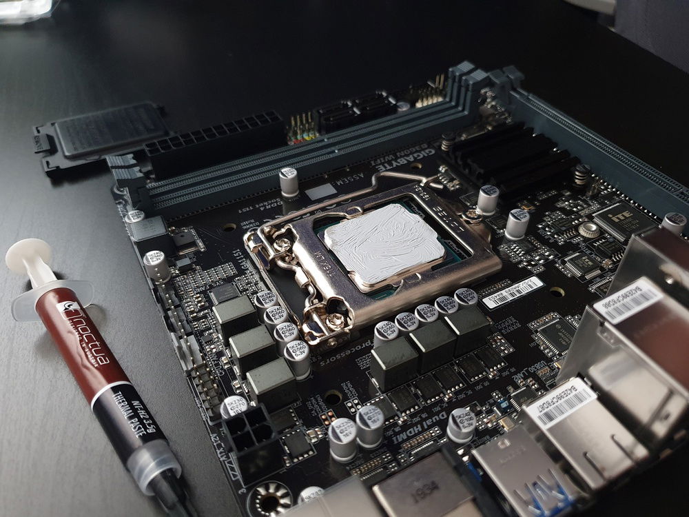 You may think that the Intel i3 9100F is a bottleneck, but for a 1080p gaming machine it does it's job marvelous. Fits like a charm with the GTX 1650.