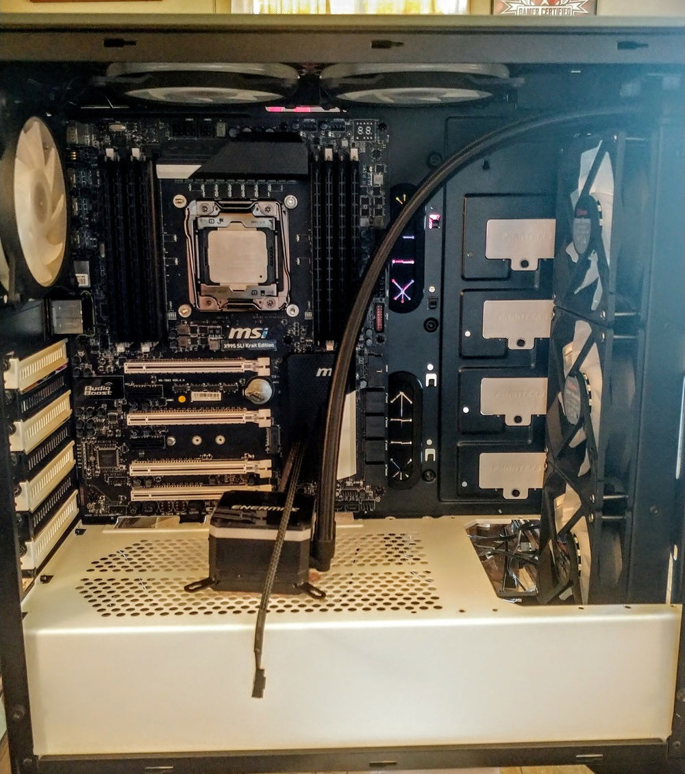 Installed case fans and the Enermax LiqMax III 360 Argb Edition.