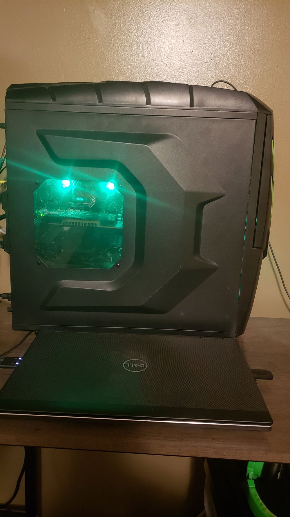 Side of the case when closed up.