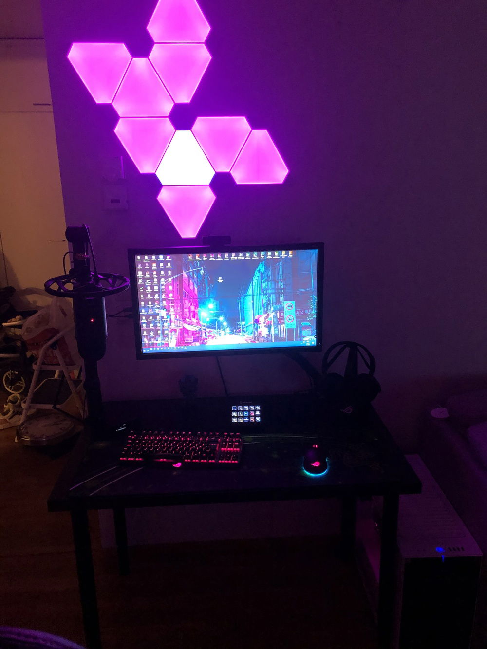 Decided to get rid of my second monitor and tidy the table a bit. Quite happy with the results.