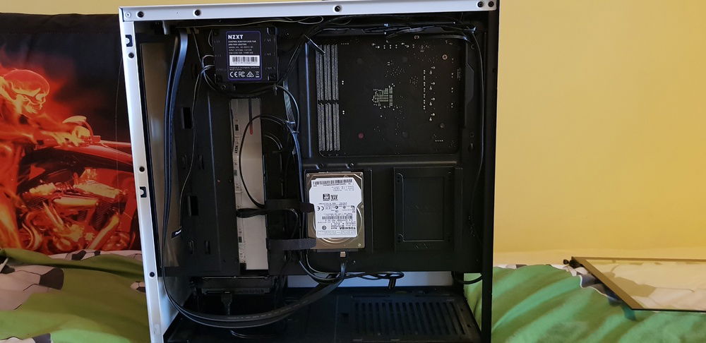 It looks messy because of the long sata cables and usb 3.0 at the bottom