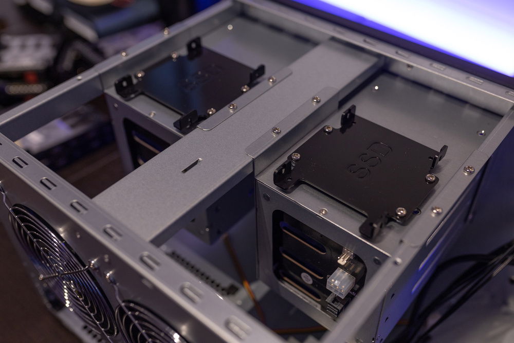 The removable drive cages from behind. Each can house four 3,5" drives and one 2,5" drive with minimal cable fuss.