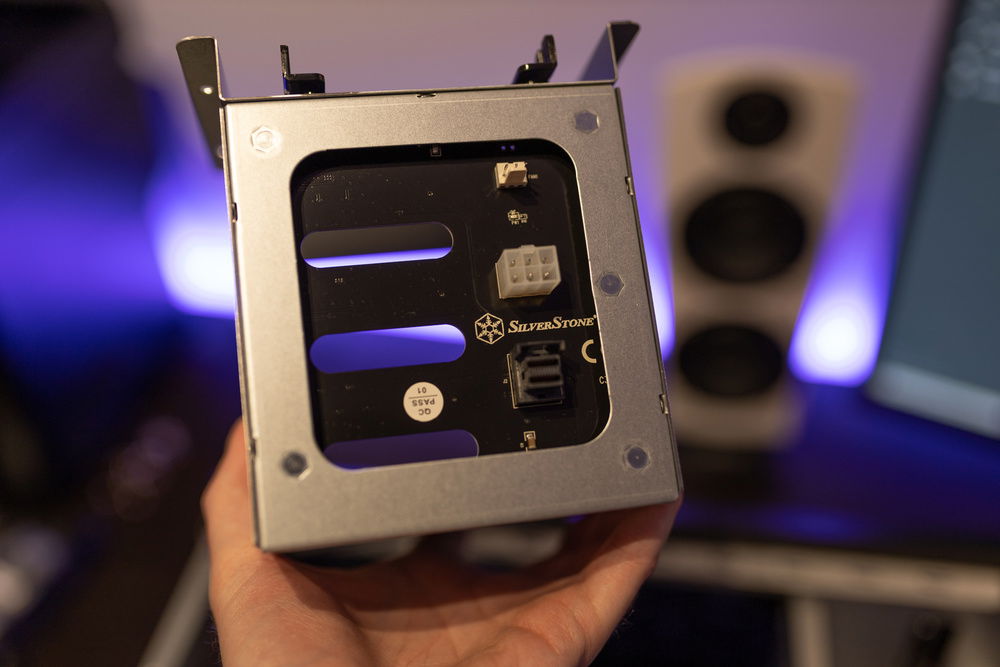 A removed drive bay. All 3,5" drives are powered with one cable (included) and data through Mini-SAS.