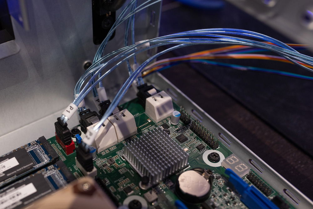 Two "4 SATA to 1 Mini-SAS" cables allow connecting 8 drives with minimal cabling.