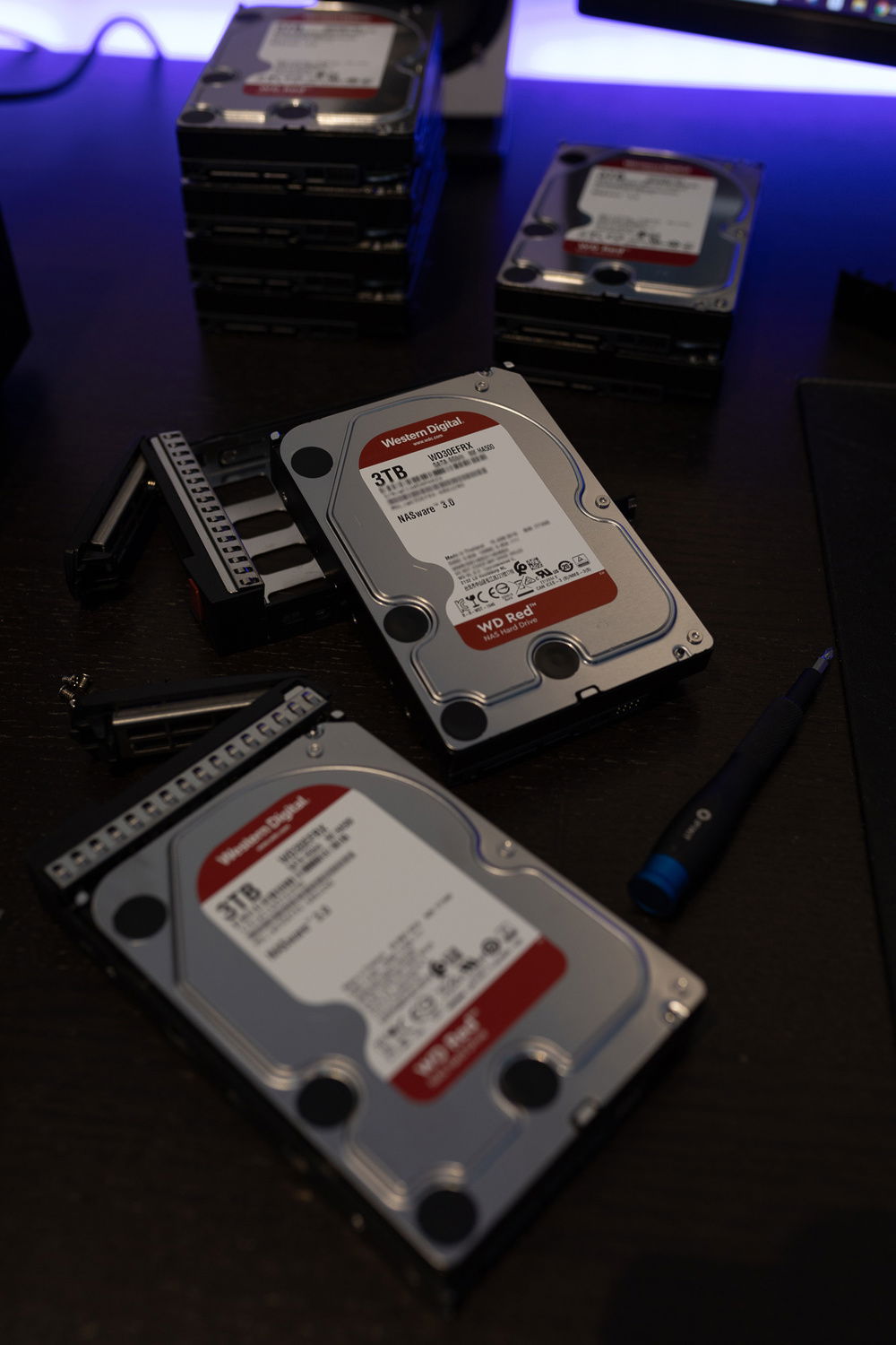 Installing the WD Red drives to drive sleds. These are EFRX-models instead of EFAX, so not SMR, which is important.