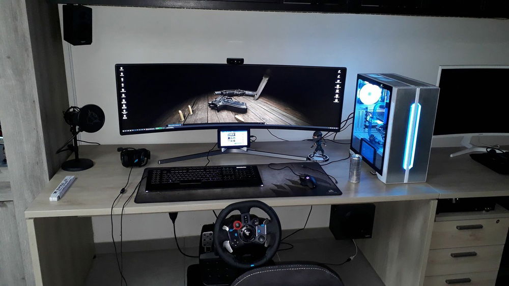 a smal update on the livingroom setup. switched from 3 screen to 1 ultrawide