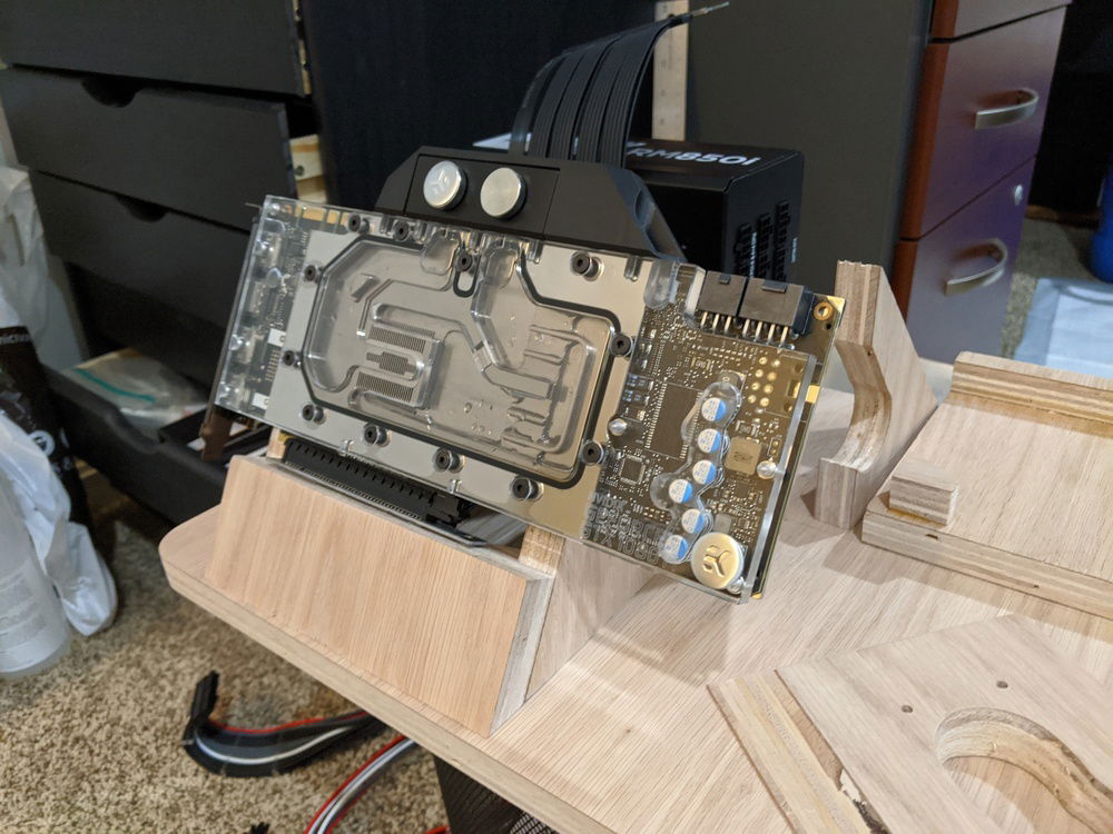 I've started to disassembled the old frame. Checking the fit of the GPU.