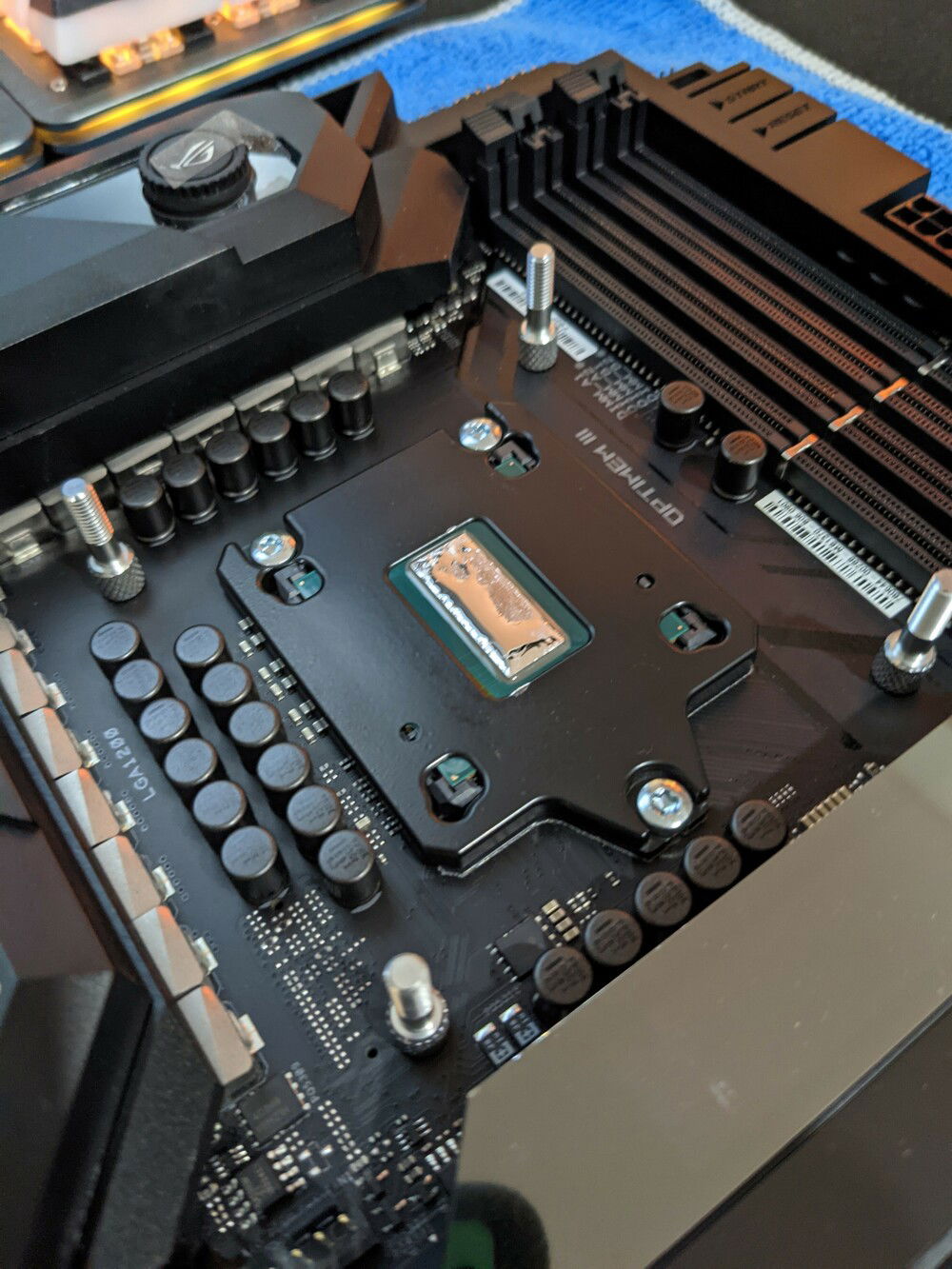 Liquid metal ready on the bare die! Next step is to install the water block.