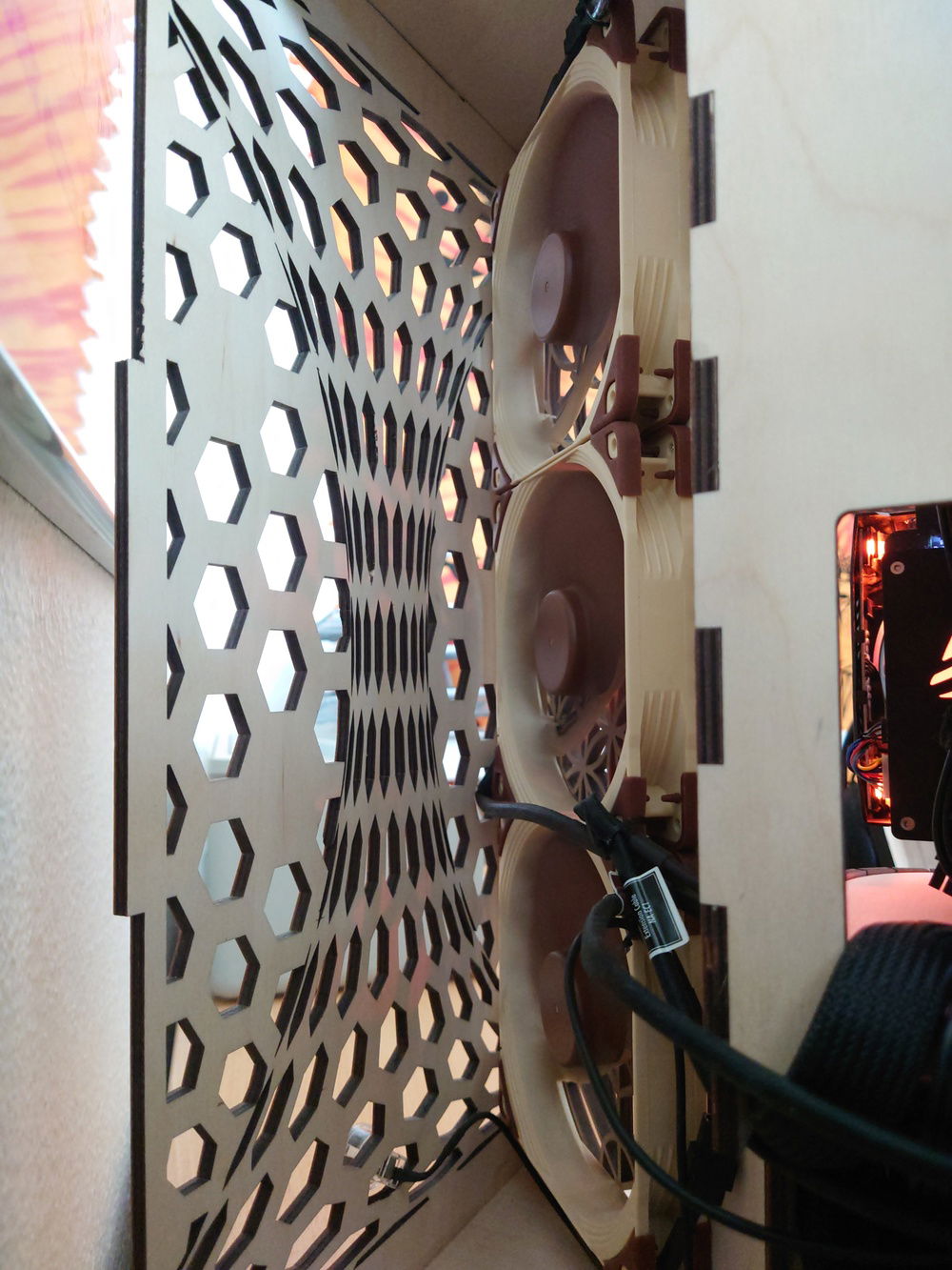 Six Noctua NF-A14 PWM fans blend in perfectly with the colors of the plywood and are super silent.