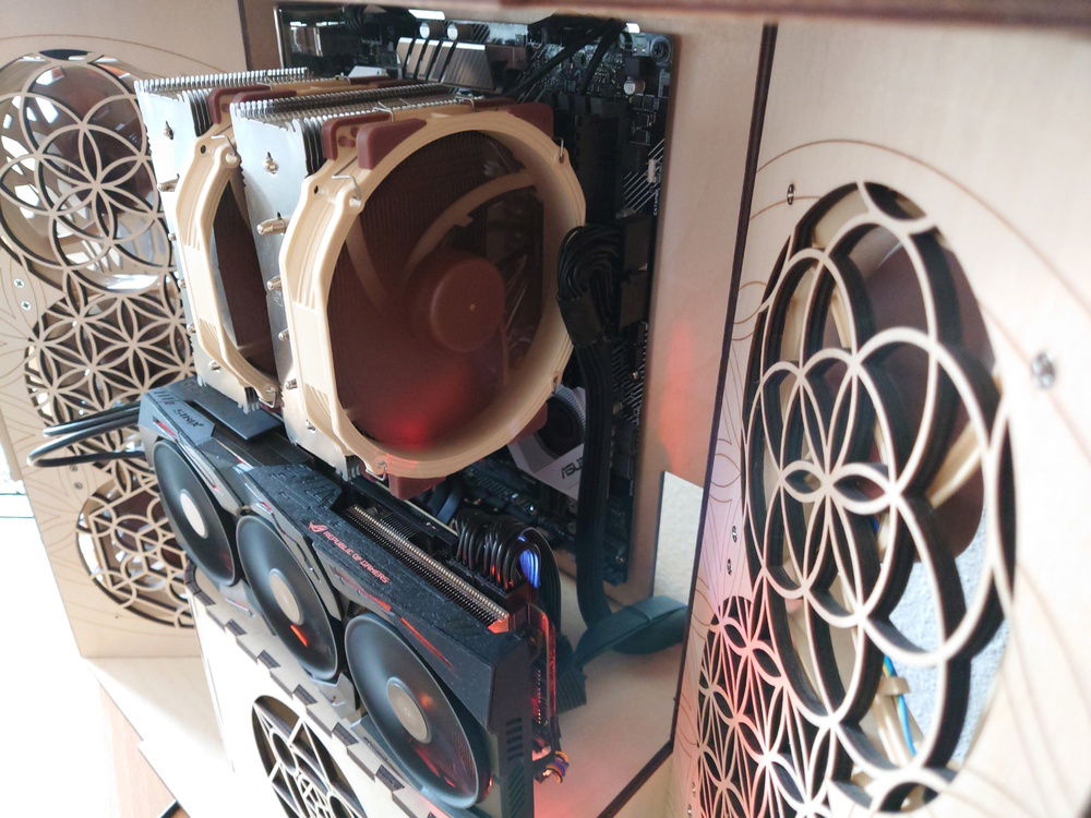 The cable routing is nearly invisible, no cable sleeves were needed when routing like this.