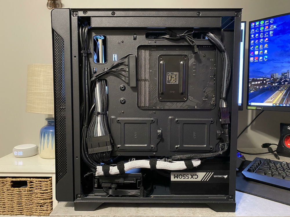 This case has great space and cable management potential.