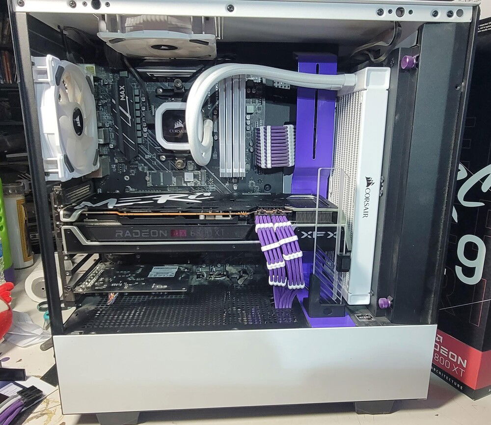 RX 6800 XT is installed and ready to go. It BARELY fits, and is actully slightly touching the rad.