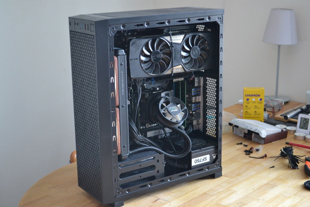 Opening up the sidepanel reveals a pretty cramped inside. Old photo.