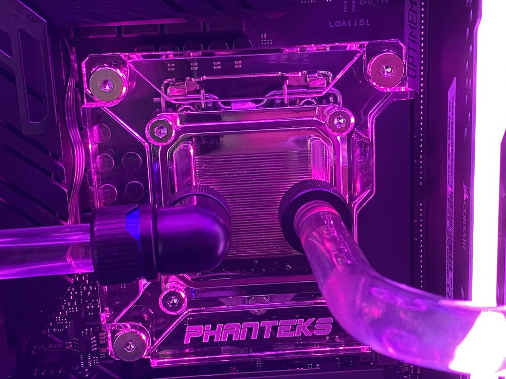 Glacier CPU block, love this i may switch the matte black plate to the shiny chrome one. it comes with both.