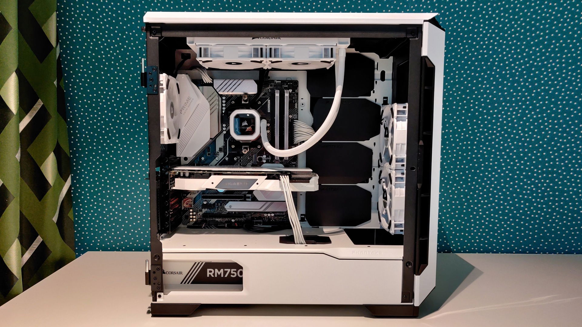 Black and White (And RGB ofc) themed gaming PC for my sister » builds.gg