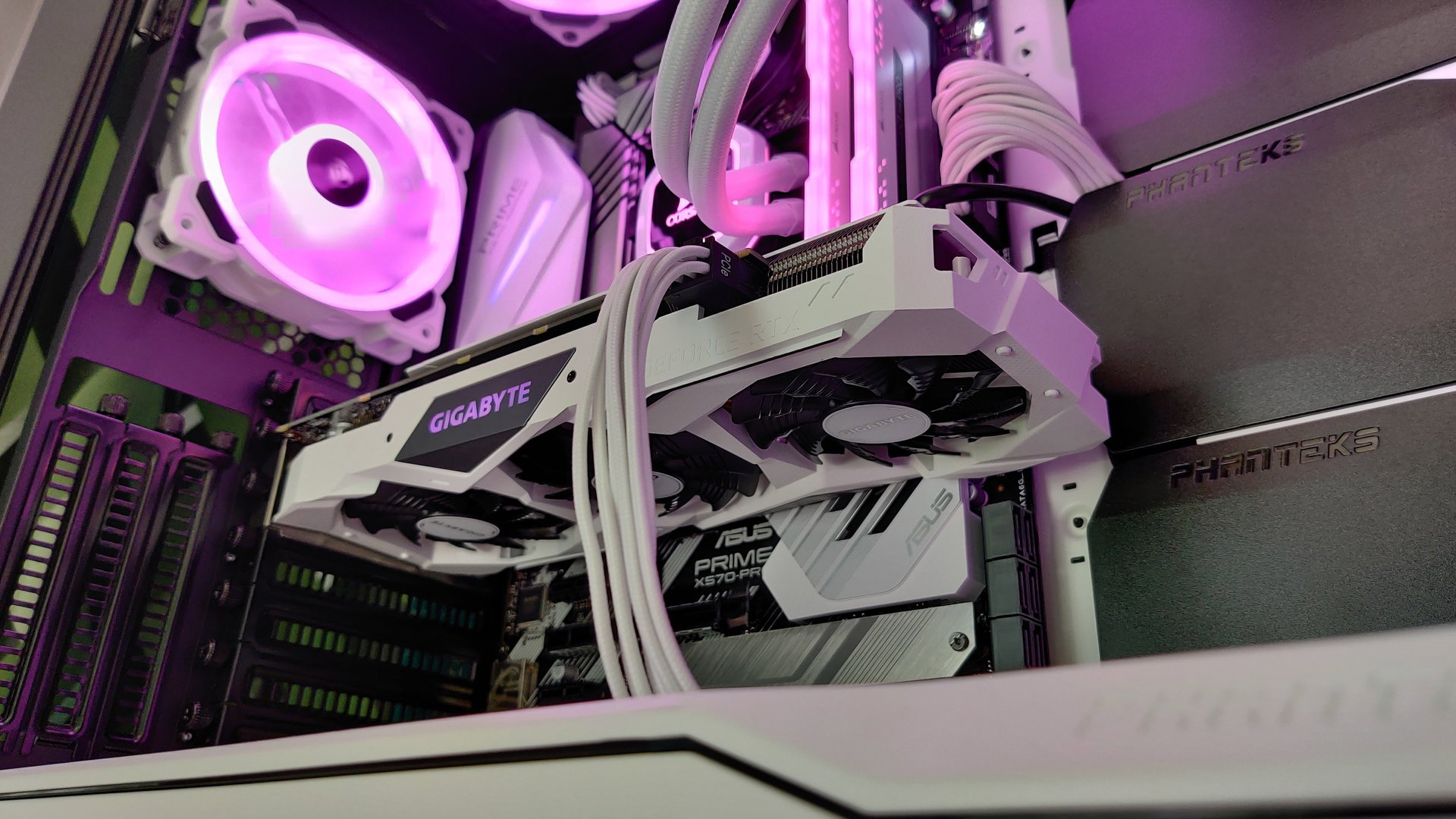 Black and White (And RGB ofc) themed gaming PC for my sister » builds.gg