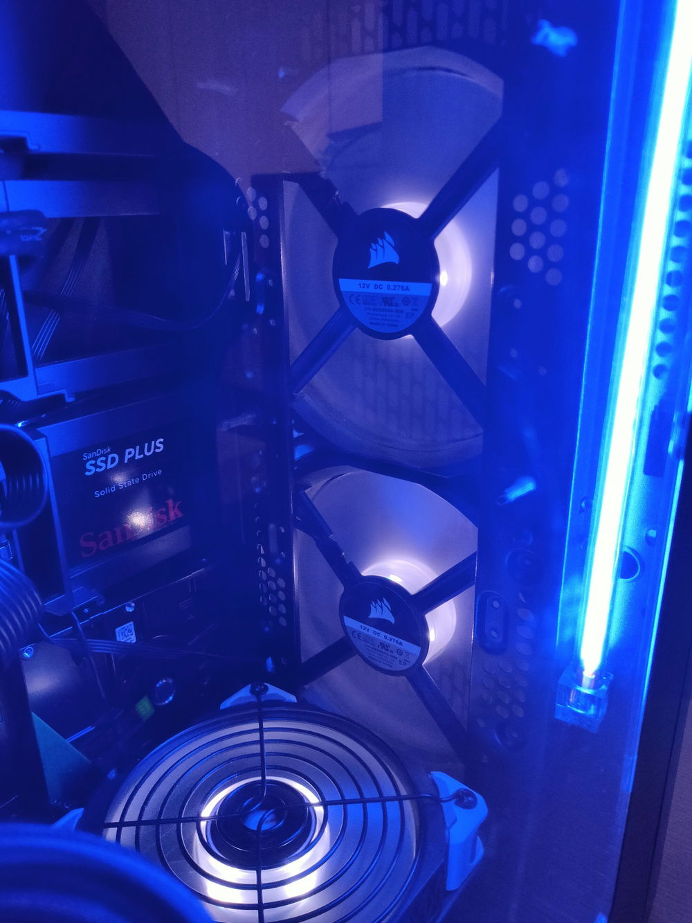 Here you can see one of the three NEON tubes, properly hidden.