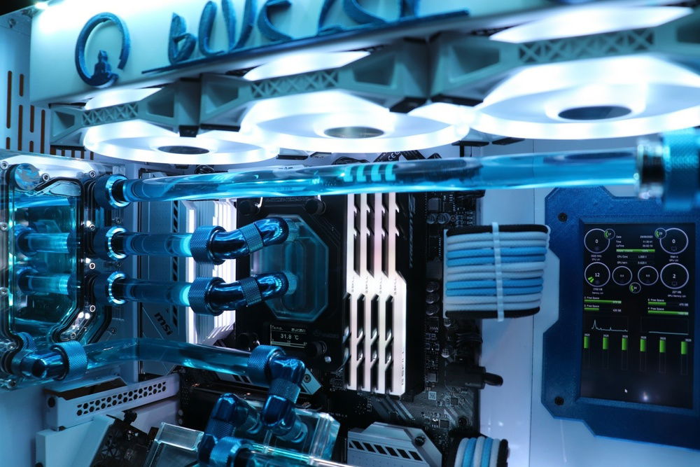 im so happy i cut up that phantecs distro.... sits there so nicely