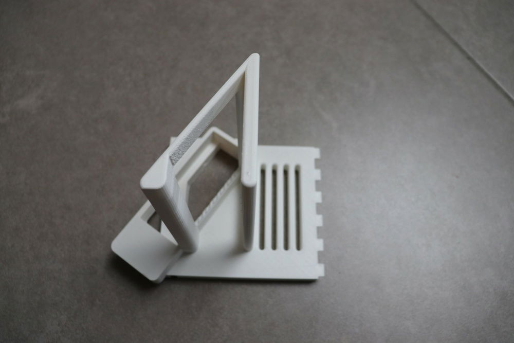 the custom bracket used for the build