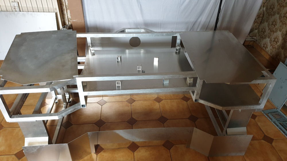 les plaques sont découpées au laser, seulement pour la partie peripherique