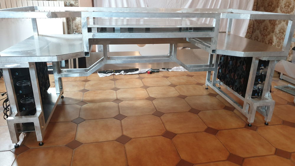 chassis en deux partie, partie basse, refroidissement, partie haute, hardware