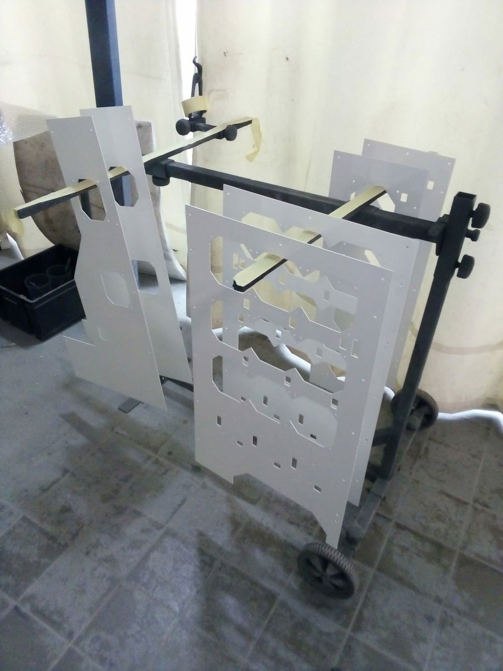 toutes les plaques sont peintes dans une cabine en concession Citroën (je suis le gars qui connait un type )