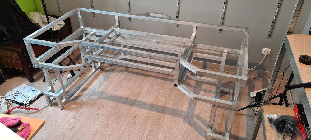 me suis baladé dans la rue avec le châssis dans les bras, il pèse que 26kg l'alu les gars l'alu !