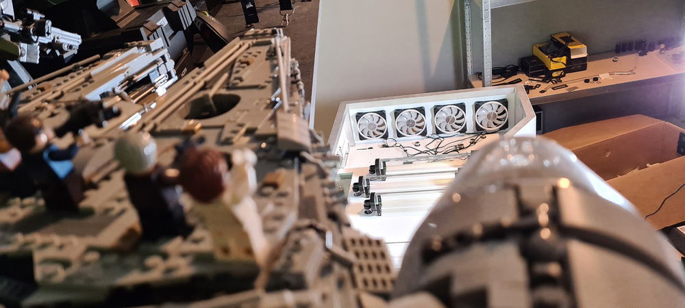 le faucon couvre le chantier