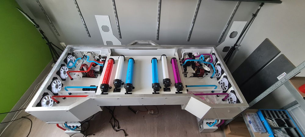 Reste le verre, le cable management, les plaques de finitions !