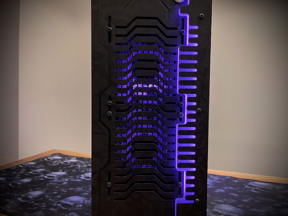 Front panel showing the very cool glow of the D-RGB Vardar fans.
