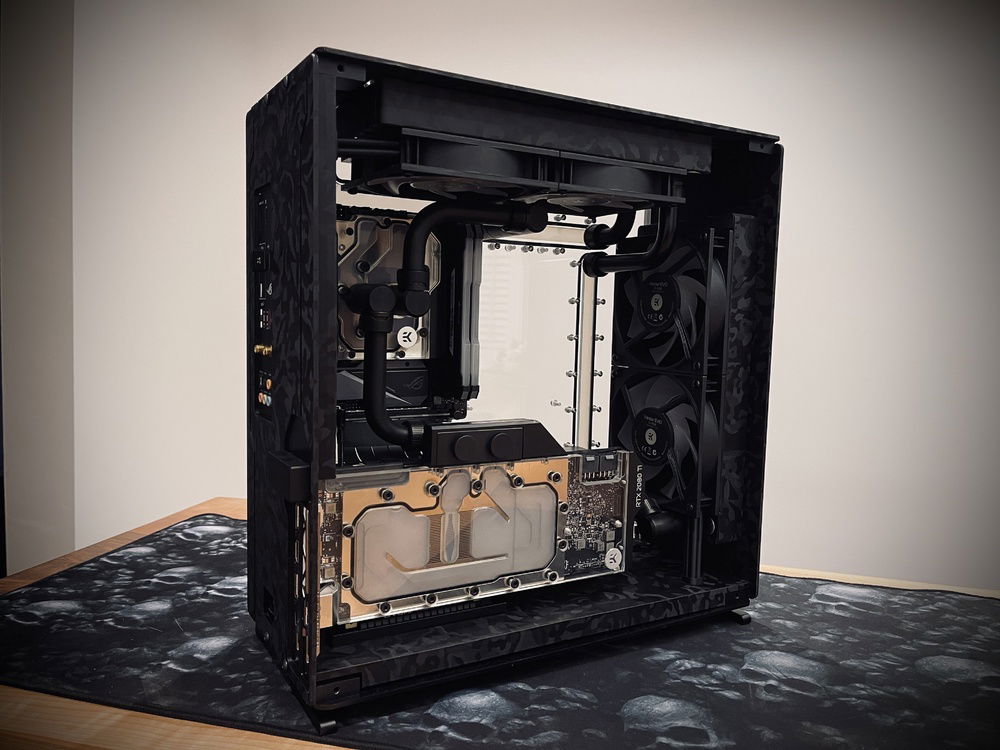 Loop complete, filled with EKWB Mystic Fog coolant.