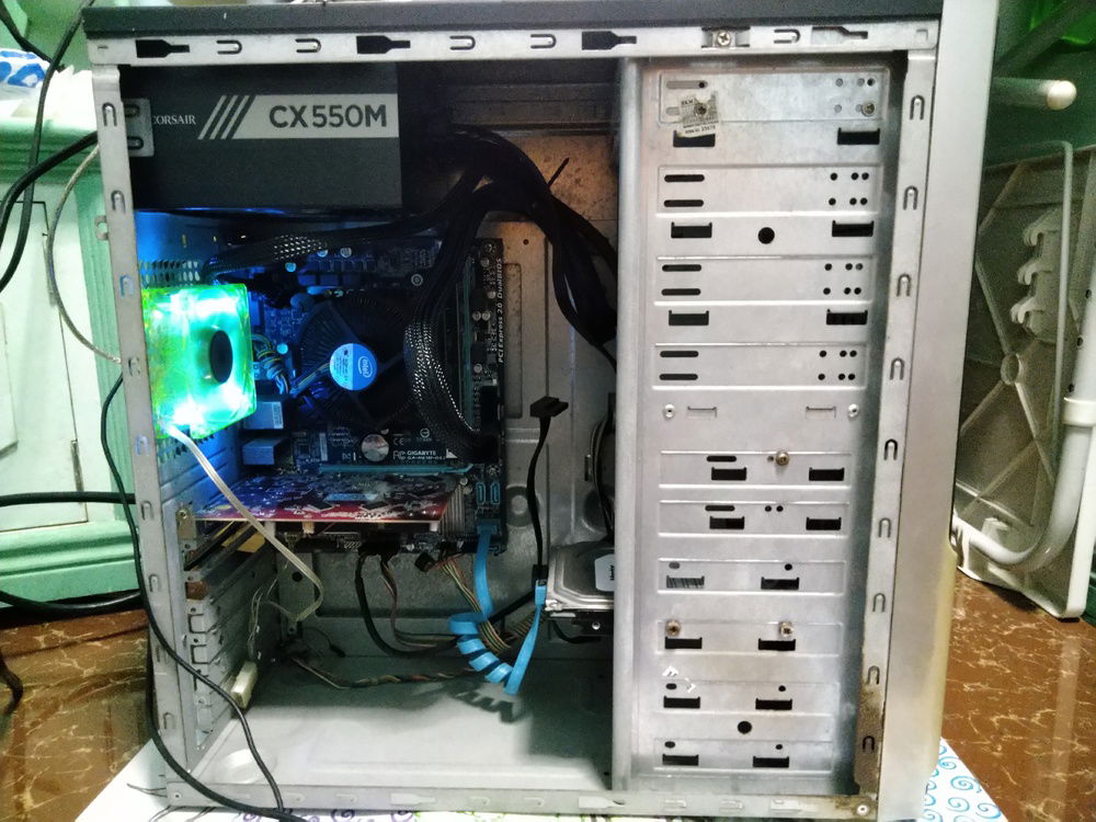 My build after the Corsair CX 550M has been installed. After I changed the generic power supply, the R7 240 remained in use until my brothers replaced their GTX 1050 TI with the new GTX 1660.