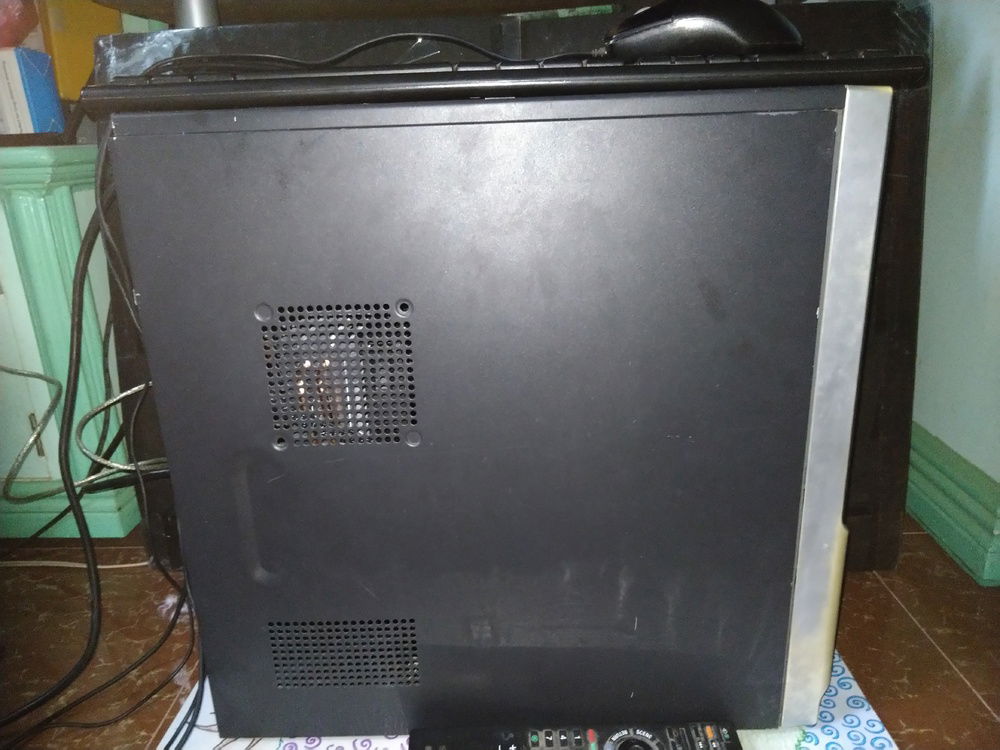 The case I'm using is a 2000s retro-style ATX Mid-Tower design with no particular model. It came from our first machine, the 775 unit, which was bought way back 2008. It was chosen over the one came from the 1155 unit because it is sturdier and more durable than the latter and in addition, its wider space allows better access during maintenance.