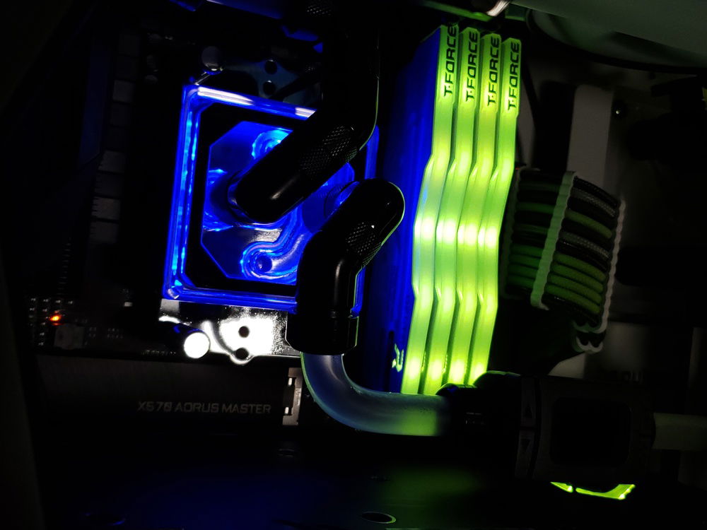 The Teamgroup Deltas DDR4 all lit up with the Alphacool CPU block