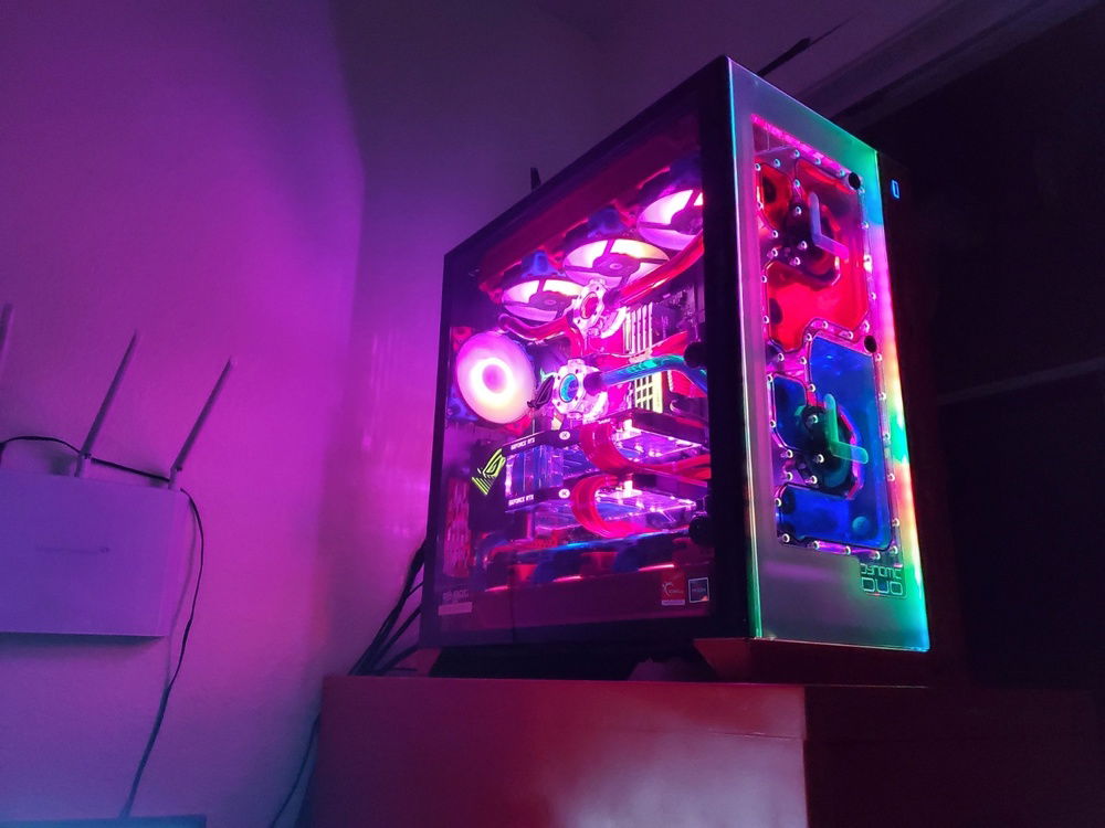 Here is a front/side view of my case showing off its eye candy!