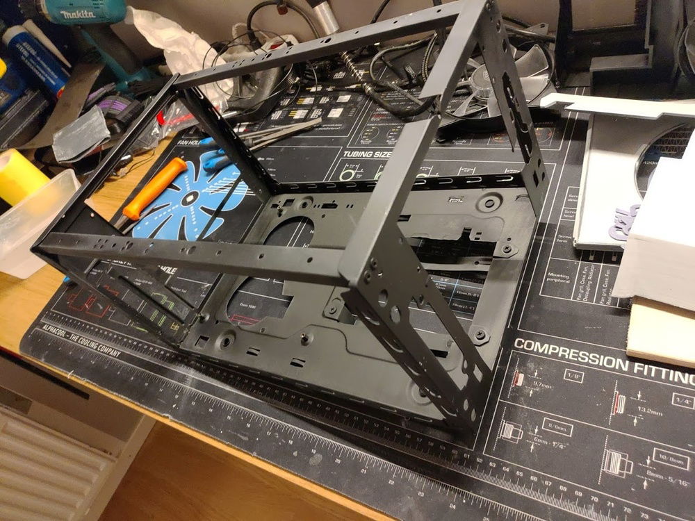 Cutting in the frame all done. A paintjob done even if it´ll not show when all the panels are mounted on the case.